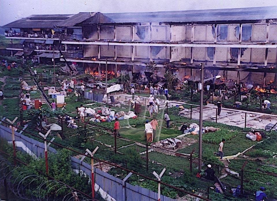 nemeanaslan's tweet photo. Tahukah anda?
Pada Januari 1996, perusuh Vietnam gegar Kuala Lumpur apabila ribuan pelarian di Kem Sungai Besi merusuh ganas menentang keputusan kerajaan menghantar mereka pulang ke Vietnam. 

Bantahan bertukar ganas, mereka membakar tiga blok kediaman yang menempatkan lebih 4,500 orang, menyerang polis dengan bom buatan sendiri, lastik dan senjata tajam seperti parang serta lembing.