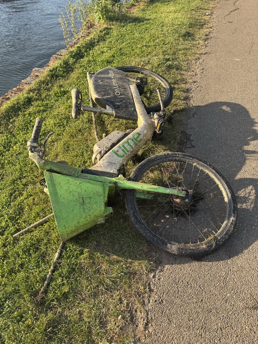 MichaelCorp's tweet photo. @limebike it’s been 2 weeks now this bike has been sitting on a prominent tow path. It’s been reported and still hasn’t been removed. This is post number 1. https://t.co/uFnusngQdV