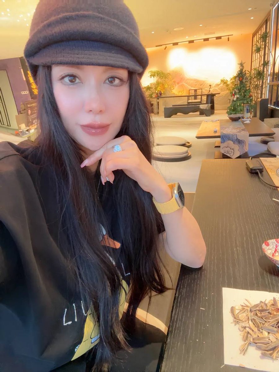 poopo85's tweet photo. 35+的日子，终于学会把镜头对准自己。
戴上帽子，卸下疲惫，坐在窗边看夜景，也是一种温柔的奖励。
不年轻了，但更知道自己喜欢什么、珍惜什么。
愿我们都活成自己喜欢的样子 #刘医生 https://t.co/wDZrofl8xo