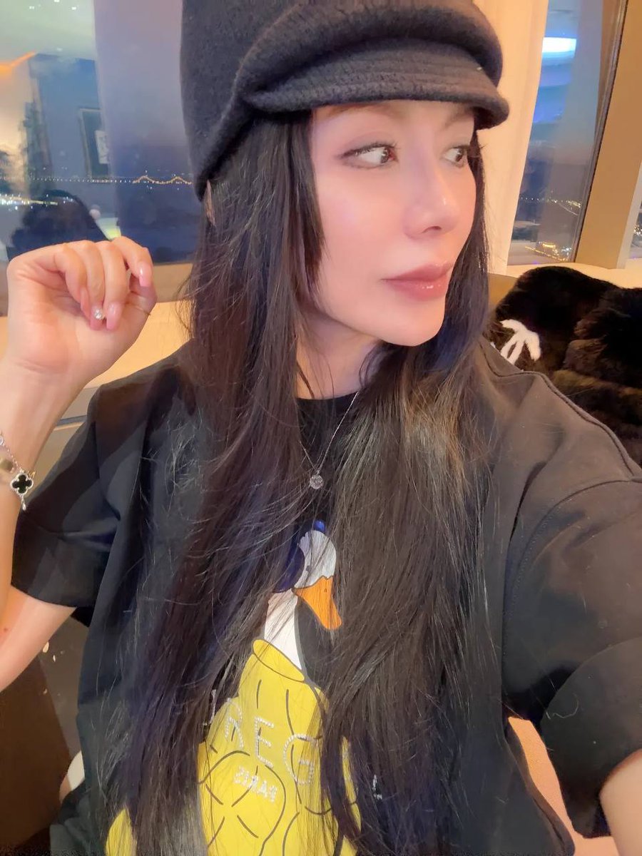 poopo85's tweet photo. 35+的日子，终于学会把镜头对准自己。
戴上帽子，卸下疲惫，坐在窗边看夜景，也是一种温柔的奖励。
不年轻了，但更知道自己喜欢什么、珍惜什么。
愿我们都活成自己喜欢的样子 #刘医生 https://t.co/wDZrofl8xo