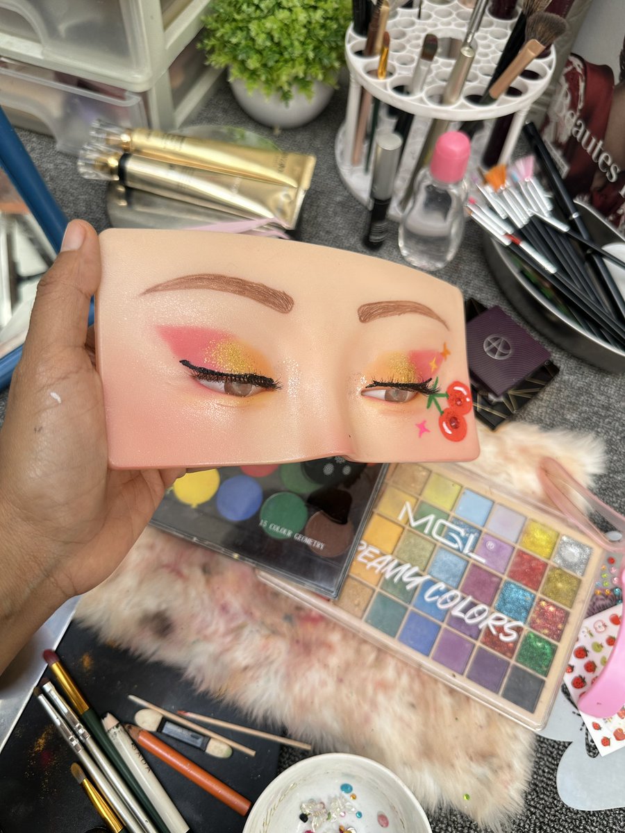 lin_di_bali's tweet photo. full video ini link live-nya 👇
https://t.co/aThuLRFj1J

makeup buah cherry akhirnya selesai juga 🍒

#latihanmakeup #makeuptutorial #belajarmakeup #makeuppemula #tutorialmakeup #makeupnatural #creativemakeup https://t.co/uKTlyirRTs