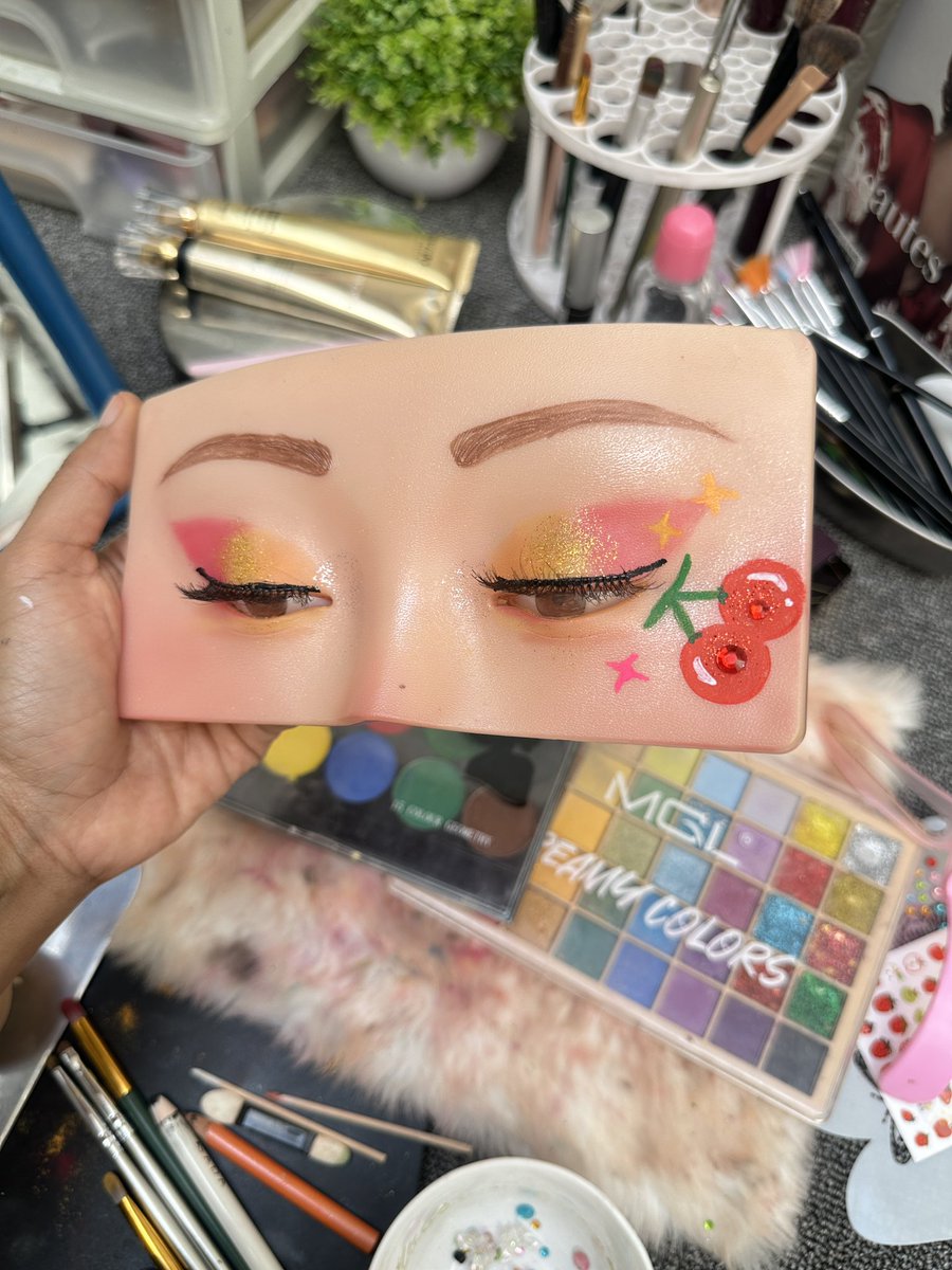 lin_di_bali's tweet photo. full video ini link live-nya 👇
https://t.co/aThuLRFj1J

makeup buah cherry akhirnya selesai juga 🍒

#latihanmakeup #makeuptutorial #belajarmakeup #makeuppemula #tutorialmakeup #makeupnatural #creativemakeup https://t.co/uKTlyirRTs