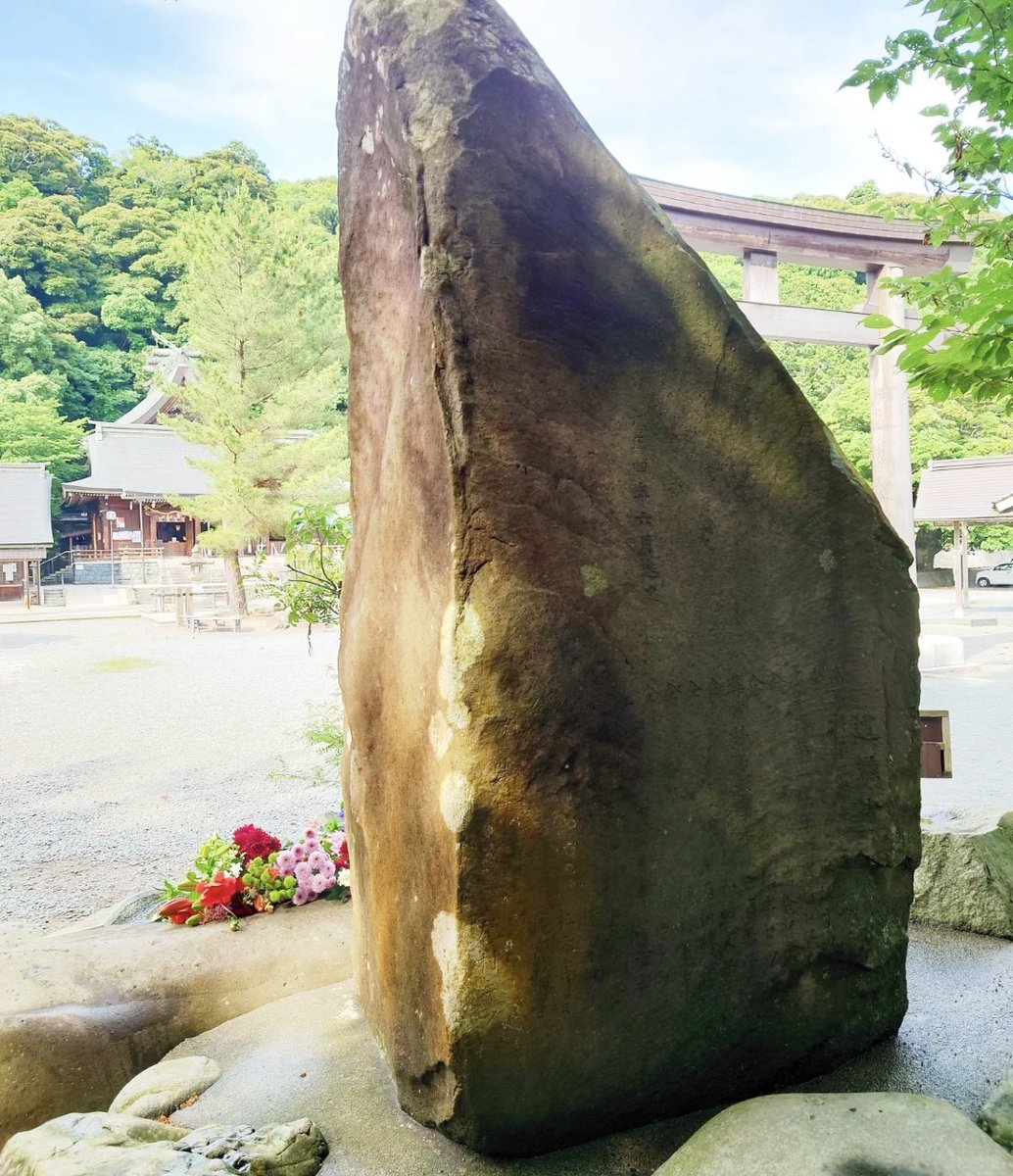 mo_nonobe's tweet photo. 本日は川合小学校の生徒さん達が、毎年恒例となる大正時代に船の沈没事故で亡くなられた同小学校の生徒さん達の慰霊碑清掃に来てくださいました。⁡
⁡⁡綺麗になった慰霊碑に御霊様達も喜んでおられることと思います。⁡
⁡毎年ありがとうございます。⁡ https://t.co/Kj5pnhndTe