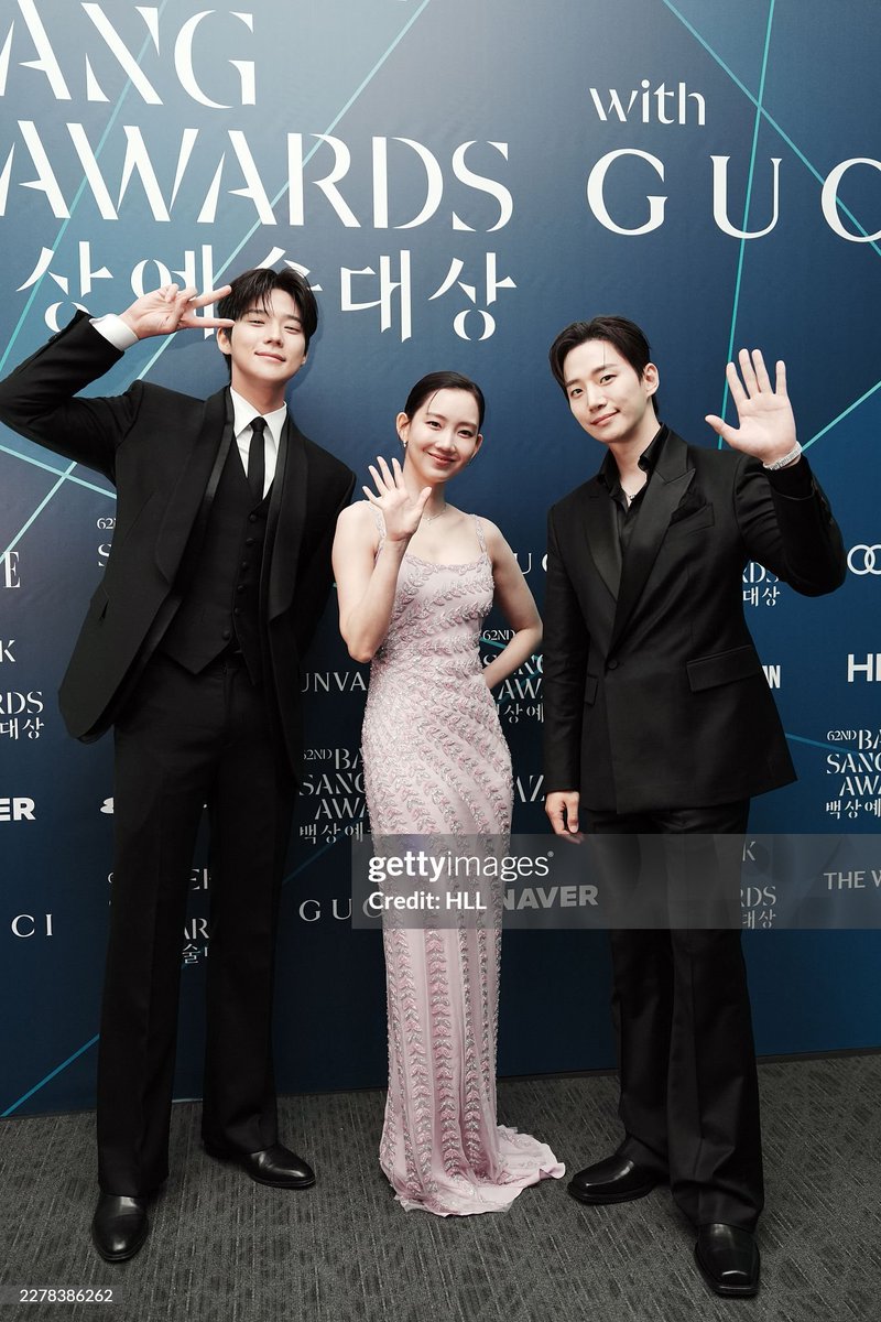 pokieeify's tweet photo. Shin Hyunbeen with her former co-stars Lee Junho and Moon Sangmin 

#신현빈
#문상민
#이준호 https://t.co/nx0aoiFKBk