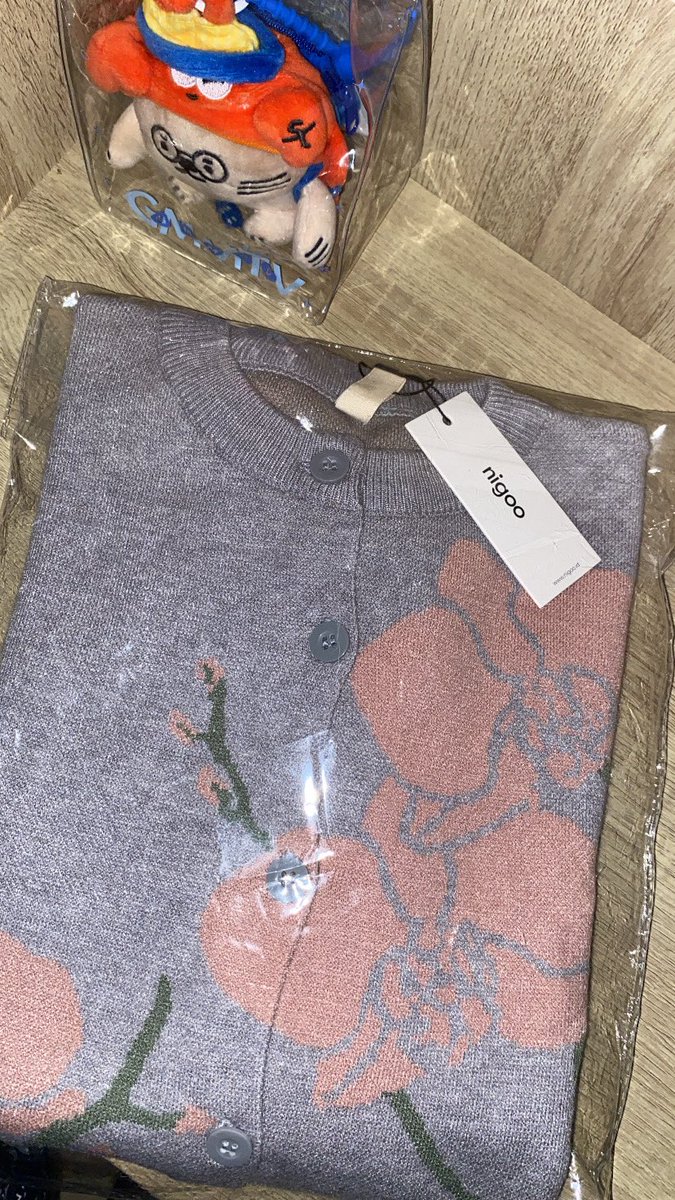 ethrlhee's tweet photo. WTS (NEW), anggrea knit cardigan nigoo warna abu, baru aja dateng tapi ternyata kegedean di aku 180k aja bisa oren (pengiriman dari cilacap ya) https://t.co/ZBNRiQmKUZ