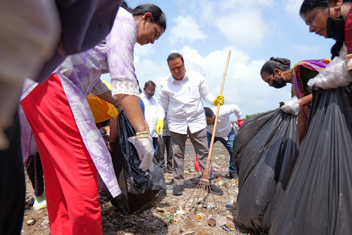 ShelarAshish's tweet photo. Today, on World Environment Day, I joined citizens and karyakartas at Chimbai Beach, Bandra West, for a beach clean-up drive with a simple resolve — cleaner shores, a greener Mumbai and a better tomorrow.

Arjun Kandhari, Core Committee Member of the World Sindhi Association and an active contributor to several social causes in Bandra, and Ashish Pandey, Bandra West Mandal President, along with party officials, karyakartas and citizens, participated in this initiative.

#WorldEnvironmentDay #पर्यावरण_दिन #Maharashtra #AshishShelar