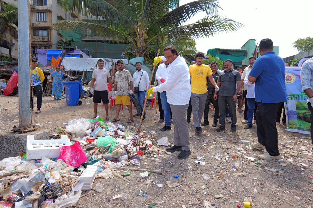 ShelarAshish's tweet photo. Today, on World Environment Day, I joined citizens and karyakartas at Chimbai Beach, Bandra West, for a beach clean-up drive with a simple resolve — cleaner shores, a greener Mumbai and a better tomorrow.

Arjun Kandhari, Core Committee Member of the World Sindhi Association and an active contributor to several social causes in Bandra, and Ashish Pandey, Bandra West Mandal President, along with party officials, karyakartas and citizens, participated in this initiative.

#WorldEnvironmentDay #पर्यावरण_दिन #Maharashtra #AshishShelar