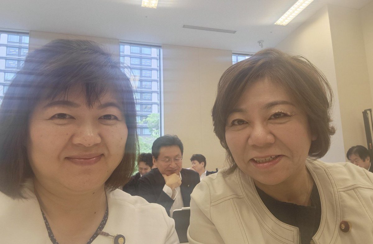 idomasae's tweet photo. 本日は朝の部会後、大学1年生の学生さんたちが「若者と政治参加」に関するインタビューに来てくれました！
はつらつで元気いっぱいなお二人に、励まされました✨
ご指導にあたっておられるK教授もありがとうございました！
部会ではいつもの如く江原くみ子参議院議員と野村美穂衆議院議員と並んで着座。野村議員が先に出てしまったので、二人で・・いや、磯崎参議院議員・・いや、足立参議院議員・・いや奥村参議院議員・・いや竹詰参議院議員とも密かにパチリ！