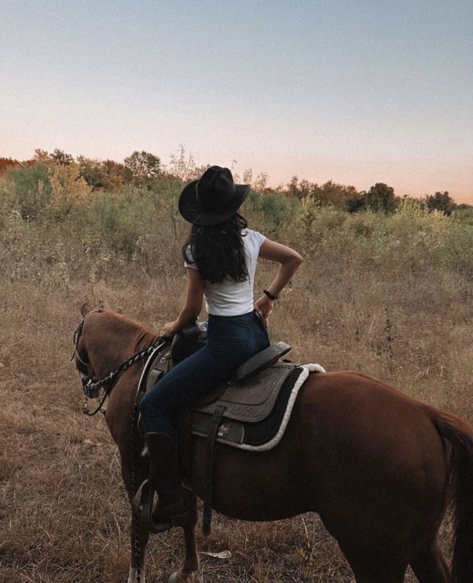 Diorgirlx's tweet photo. she loves horses https://t.co/bLUpghIUMZ