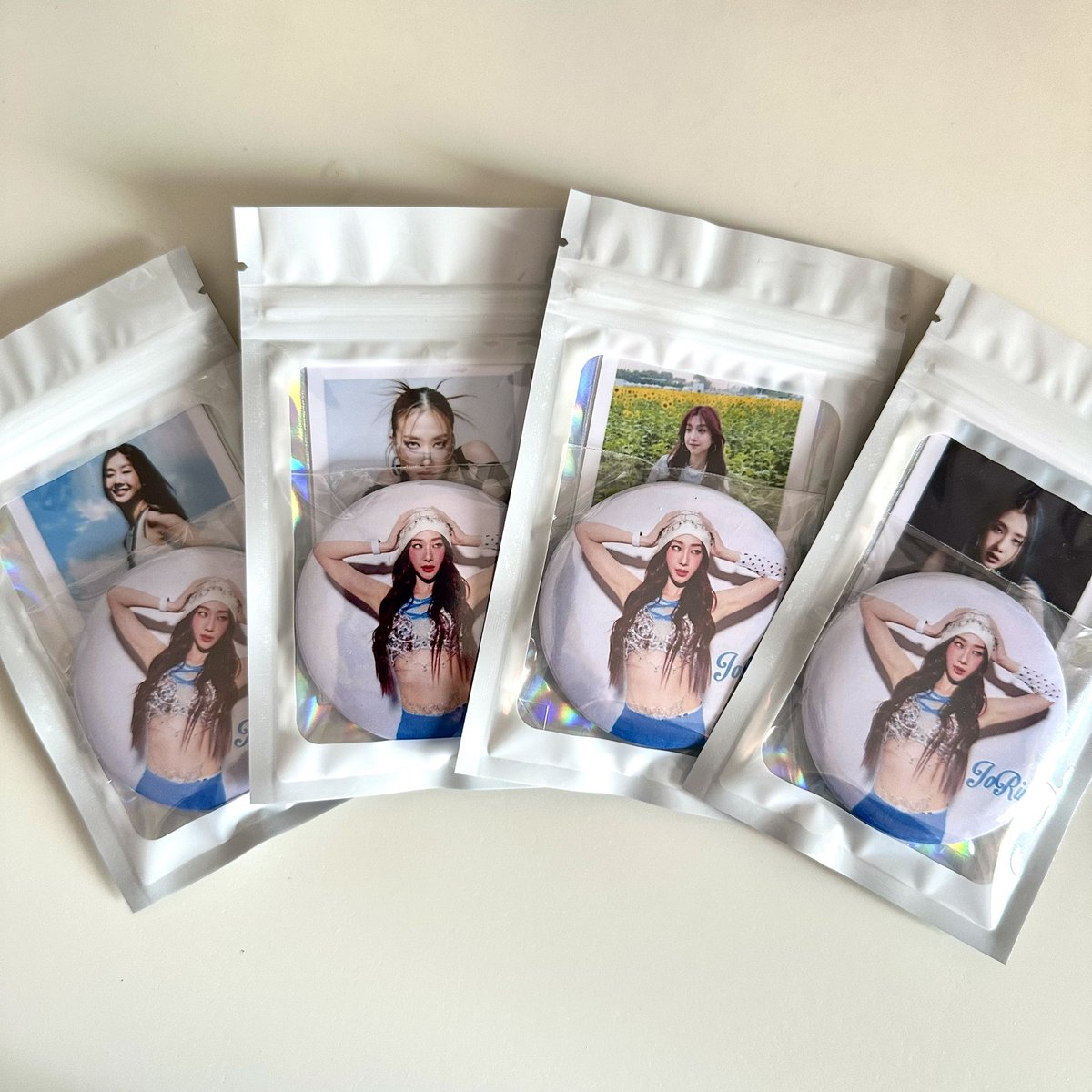 ZukaJune's tweet photo. 💟 GIVEAWAY 💟
รบกว���มารับกันเยอะๆนะคะ 
เข็มกลัด 58 mm
การ์ดสุ่ม 1 ใบ 

6 June (sat.) @impact / 45pcs.

 #4EVEUnchainedConcert https://t.co/4Ain7Yroyk