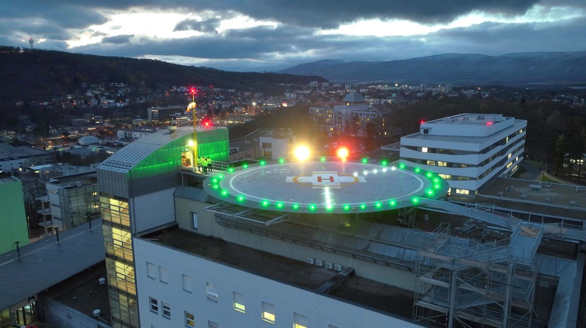 decinsko's tweet photo. Heliport v ústecké nemocnici získal certifikaci pro noční provoz VFR/NOC! 🚁 Vrtulníky nově přistávají přímo na střeše i za tmy. Pilotům pomáhá 32 zelených světel FATO, systém A-PAPI pro správný sestup a chytrý hasicí systém s AI. Modernizace za 60 mil. Kč zachraňuje životy. ❤️ https://t.co/trMNmfSnAR