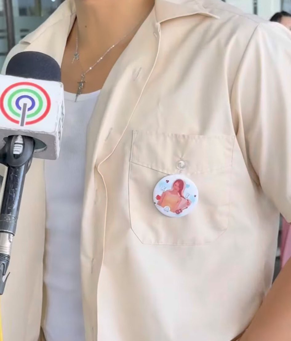 mywishartkk's tweet photo. parang need ni dodong ng new button pin for scotland! 🤭🤭

“paano mo sya ipag-malaki?” 👀

#KaiKyle https://t.co/4zqXUudPwy