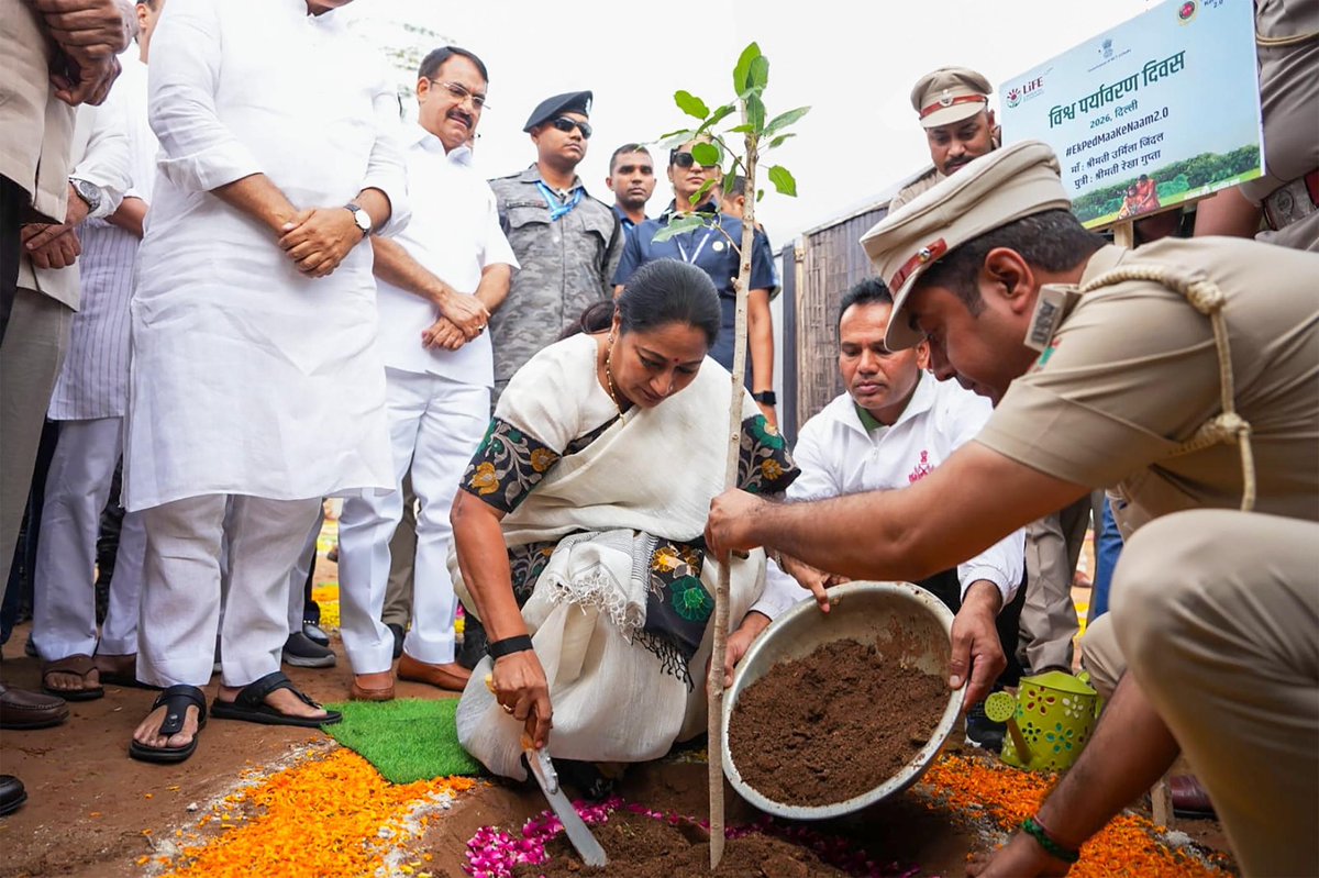 gupta_rekha's tweet photo. विश्व पर्यावरण दिवस के अवसर पर माननीय केंद्रीय मंत्री श्री भूपेंद्र यादव जी की गरिमामयी उपस्थिति में मेगा प्लांटेशन ड्राइव का शुभारंभ किया और 18 नमो ऑक्सीजन पार्क दिल्लीवासियों को समर्पित किए।

मैं सभी दिल्लीवासियों से आग्रह करती हूं कि आदरणीय प्रधानमंत्री श्री @narendramodi जी के ‘एक पेड़ मां के नाम’ अभियान से जुड़ें, एक पौधा लगाएं, उसकी देखभाल करें और ग्रीन दिल्ली ���िशन का हिस्सा बनें।

@byadavbjp 

#DelhiGreenWarrior 
#WorldEnvironmentDay