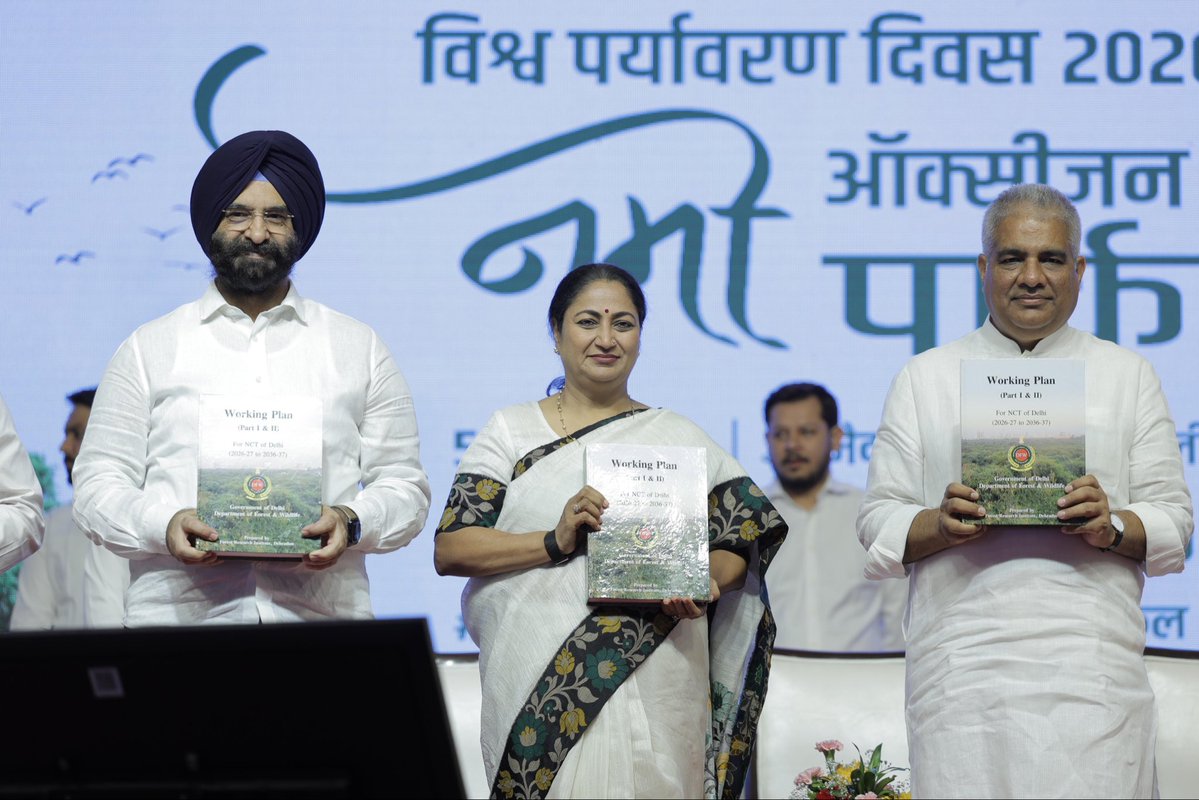 gupta_rekha's tweet photo. विश्व पर्यावरण दिवस के अवसर पर माननीय केंद्रीय मंत्री श्री भूपेंद्र यादव जी की गरिमामयी उपस्थिति में मेगा प्लांटेशन ड्राइव का शुभारंभ किया और 18 नमो ऑक्सीजन पार्क दिल्लीवासियों को समर्पित किए।

मैं सभी दिल्लीवासियों से आग्रह करती हूं कि आदरणीय प्रधानमंत्री श्री @narendramodi जी के ‘एक पेड़ मां के नाम’ अभियान से जुड़ें, एक पौधा लगाएं, उसकी देखभाल करें और ग्रीन दिल्ली ���िशन का हिस्सा बनें।

@byadavbjp 

#DelhiGreenWarrior 
#WorldEnvironmentDay