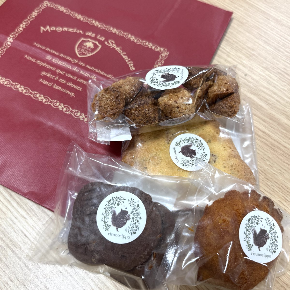 Knowledge_Cuma's tweet photo. そしてナレクマたちが頑張っているからと、
社外取締役もお土産をくれたの〜🙌

とっても可愛くて美味しい焼き菓子なの🥰
もぐもぐして、あと少し頑張るの💪🔥 https://t.co/hhaSJccsFD