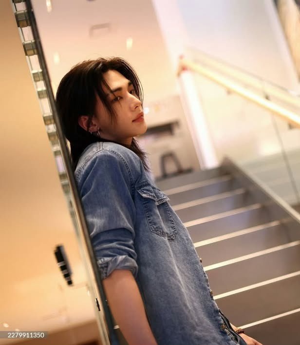 hyunecafe's tweet photo. THIS HYUNJIN PIC!??!?!! https://t.co/0mMb7QgbP2