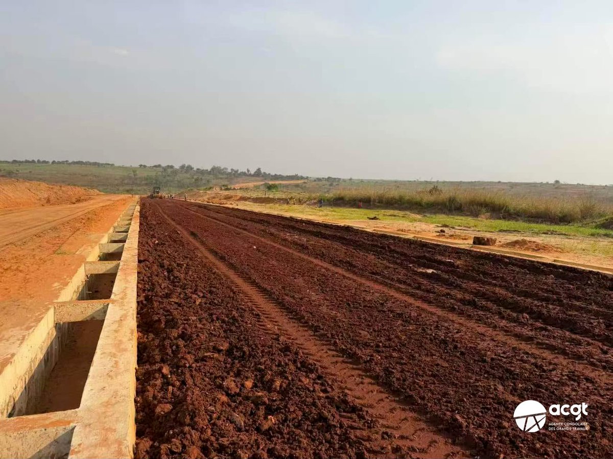 acgtcd's tweet photo. RÉHABILITATION DE LA ROUTE BENA KAZADI – PORT DE NDOMBA : LES TRAVAUX S’ACCÉLÈRENT

Au 04 juin 2026, le chantier affiche un taux d’exécution de 37,5 %. L’ouverture de l’emprise est achevée à 100 %, facilitant la circulation des engins et l’avancement des travaux.

Les travaux de drainage progressent également avec :
- les caniveaux réalisés à 100 % ;
- les collecteurs exécutés à 87 % ;
- la pose des buses en cours sur plusieurs points stratégiques.

Les équipes poursuivent aussi le traitement de la plateforme et la mise en œuvre de la couche de fondation afin de garantir une route durable et résistante.

Cette réhabilitation constitue un enjeu majeur pour le désenclavement du Kasaï Oriental et l’amélioration des échanges économiques dans la province.

#Infrastructure #Routes #TravauxPublics #BenaKazadi #PortDeNdomba #KasaïOriental