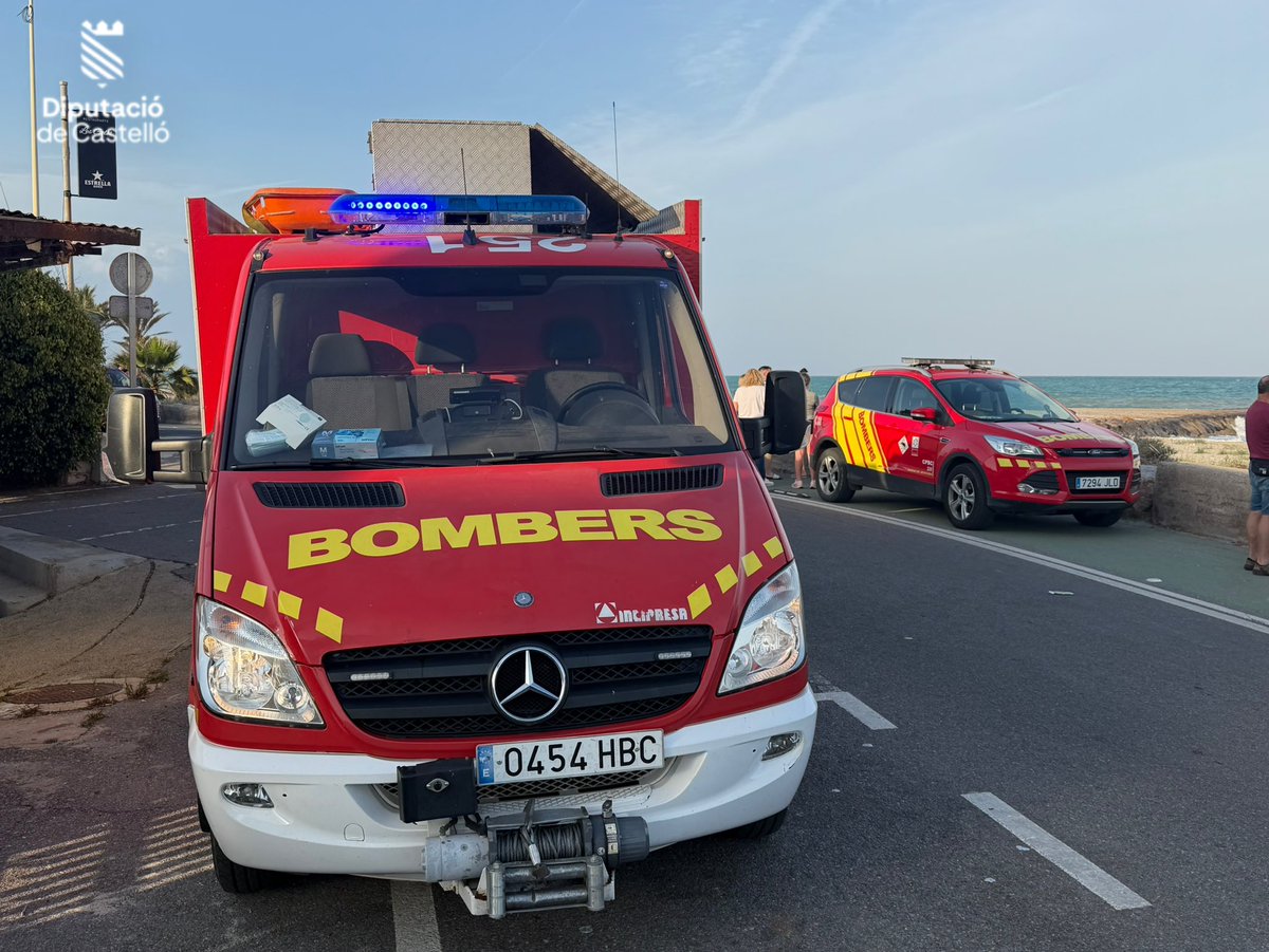 BombersDipcas's tweet photo. Actualización búsqueda varón desaparecido en playa #Almassora: @BombersDipcas reanuda la búsqueda en coordinación con @salvamentogob . Embarcación de rescate #Salvada se dirige a la zona de búsqueda asignada por @salvamentogob, y equipo #URA @BombersDipcas van a revisar por la costa la zona de espigones.
📸 De los trabajos de búsqueda de ayer.