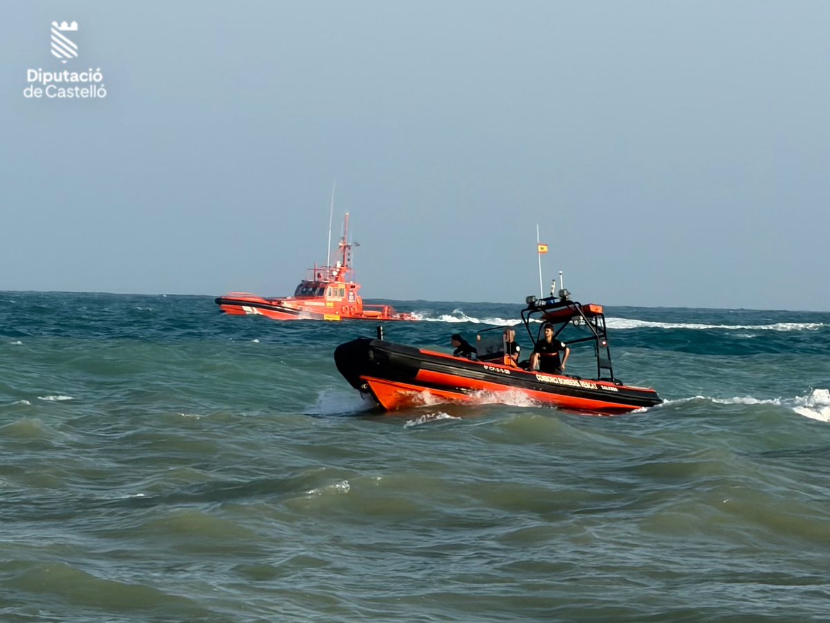 BombersDipcas's tweet photo. Actualización búsqueda varón desaparecido en playa #Almassora: @BombersDipcas reanuda la búsqueda en coordinación con @salvamentogob . Embarcación de rescate #Salvada se dirige a la zona de búsqueda asignada por @salvamentogob, y equipo #URA @BombersDipcas van a revisar por la costa la zona de espigones.
📸 De los trabajos de búsqueda de ayer.