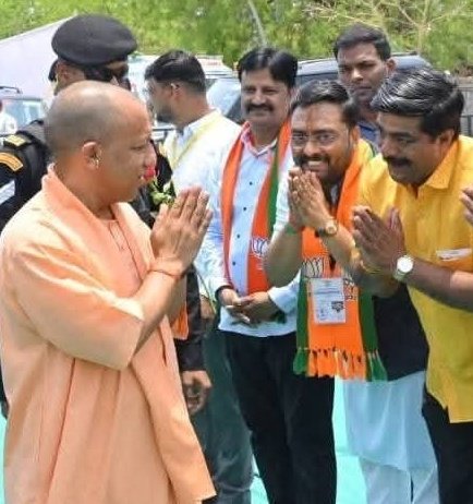 amitdbjp's tweet photo. उत्तर प्रदेशचे 
माननीय मुख्यमंत्री,
गोरक्ष पीठाधीश्र्वर,महंत
आदरणीय
मा.श्री योगी आदित्यनाथजी
सादर प्रणाम 
वंदन..
आपको जन्मदिन की मंगलमय हार्दिक शुभकामनाएं...
🙏🙏🙏🌹🌹🌹
आपका 
अमित देशपांडे 
जलगांव,महाराष्ट्र 
@BJP4UP
@myogiadityanath 
@CMOfficeUP https://t.co/0EPMZLWNiD