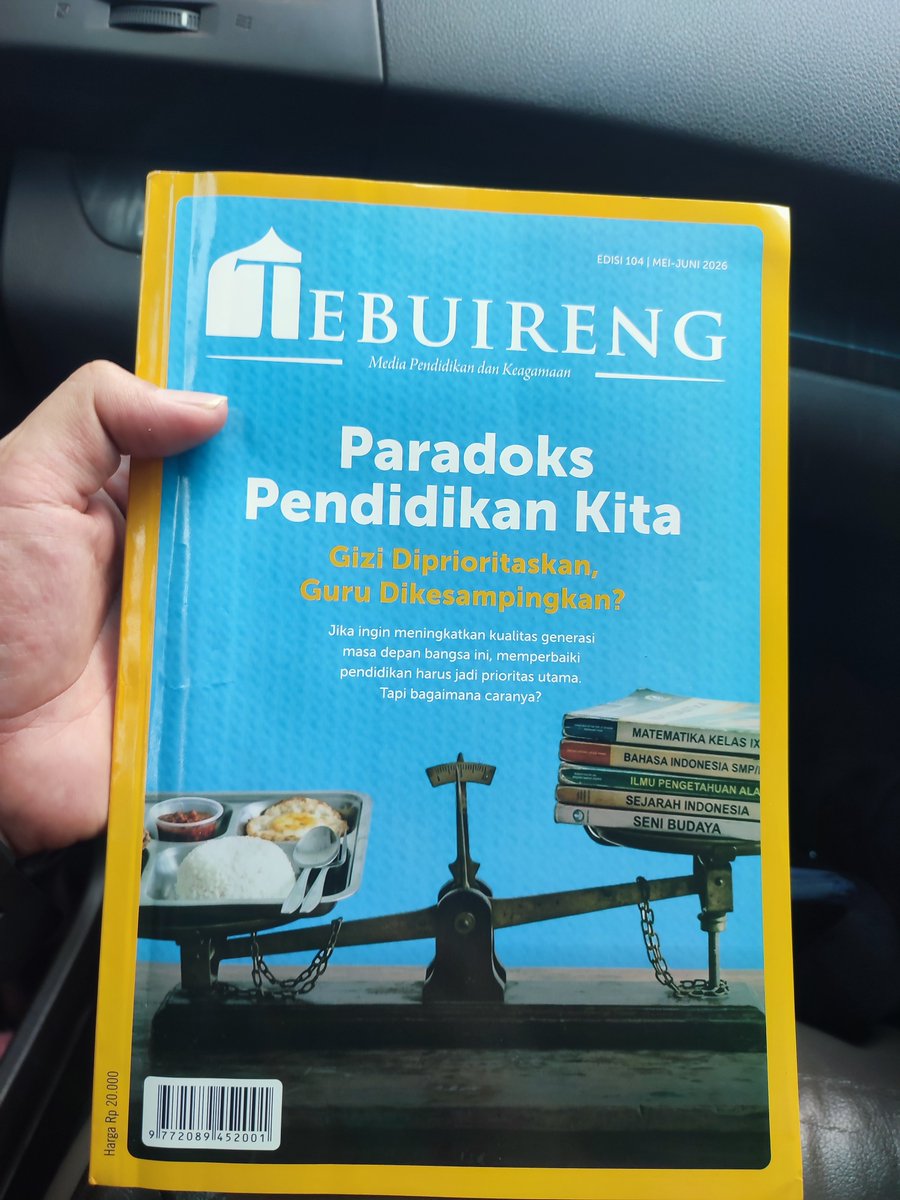 zanatul_91's tweet photo. Mungkin tidak banyak yang tahu, gara-gara PBNU menerima tambang dan mendapatkan kuota MBG, seolah-olah tidak ada suara kritis terhadap MBG dari kalangan "NU." 

Beberapa waktu lalu saya diminta menulis di majalah Tebuireng yang berbasis pesantren. Setelah dikirimi cetaknya, ternyata banyak santri, ustadz dan kyai yang mengkritisi MBG dengan cara-cara khas pesantren, halus, seolah-olah moderat tapi tetap tajam. 

Anda harus membacanya.