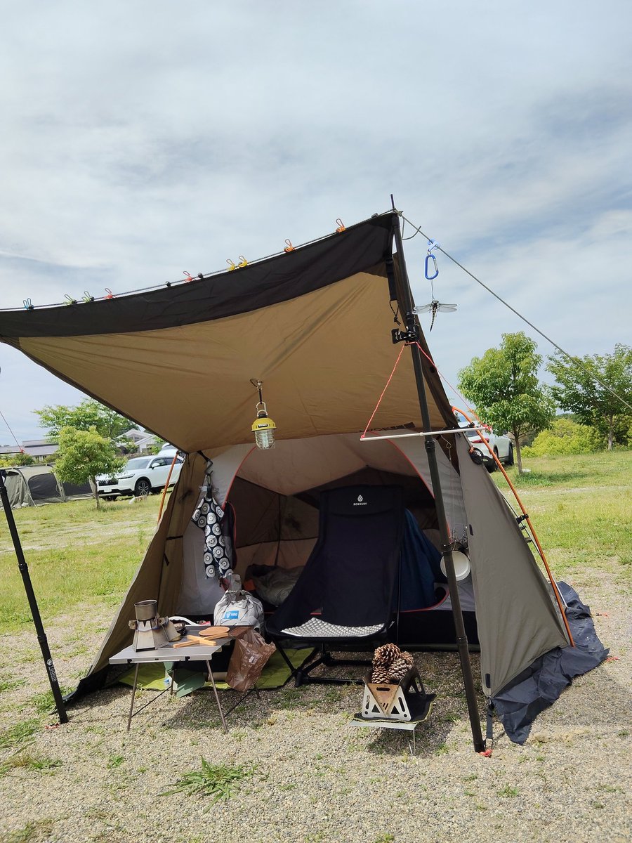 okamaru35's tweet photo. NORTH FACEの値下げに悶えていたらYahoo!フリマで更に安くなってて即決した新品未使用の幕を背負い、日に３本のバスに乗り、山奥の温泉地に降りたち、キンメを焼いてのみまして、命が洗われました

 #ソロキャンプ　#徒歩キャンプ
 #月ヶ瀬キャンプ場
 #エバカーゴ2 https://t.co/w1VjatKIbh