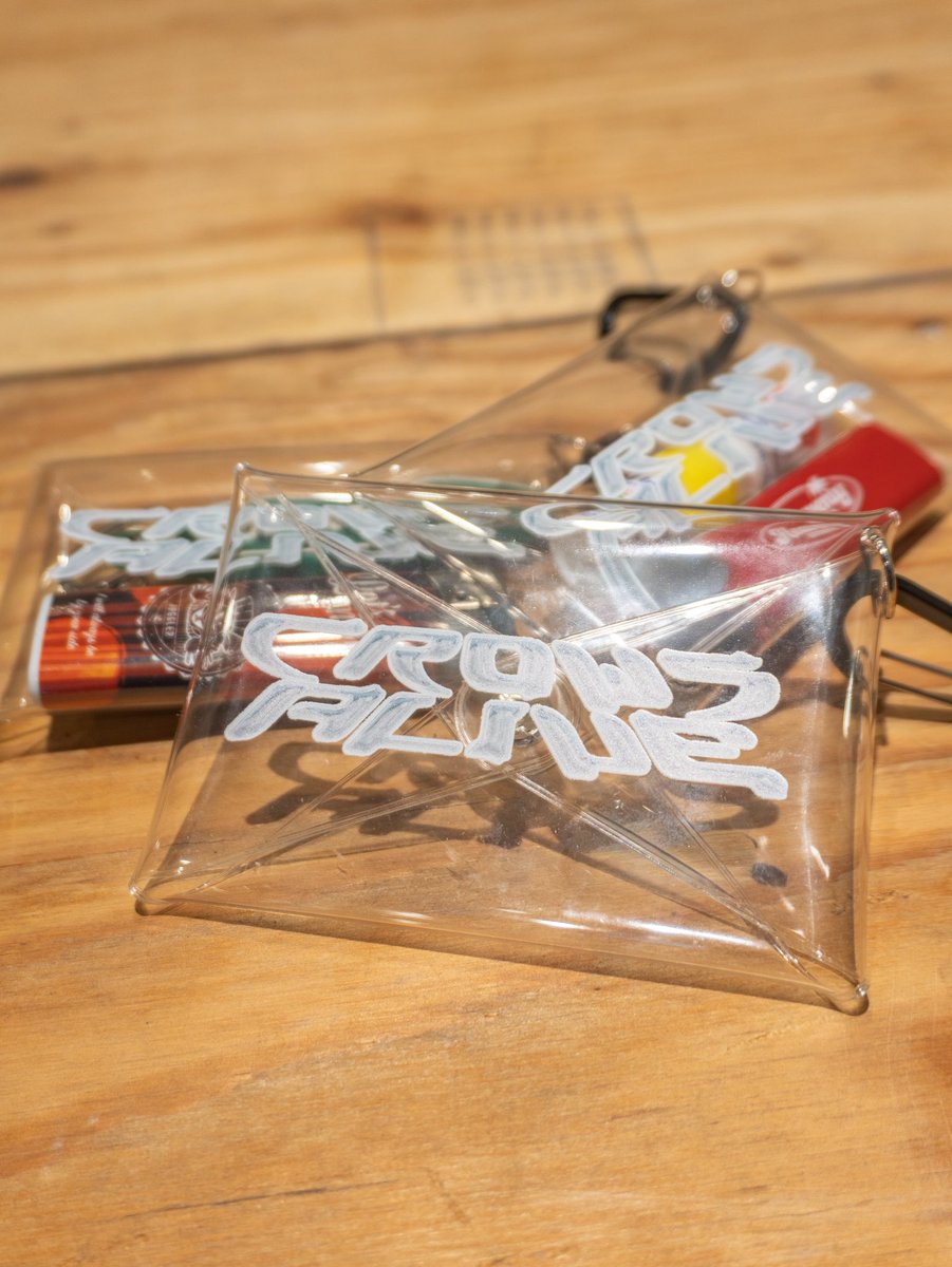 crowsalive_jpn's tweet photo. オンライン限定販売だった"CrowsAlive PVC POUCH"

ライブハウスにてお問い合わせをたくさんいただき、本日からの東名阪3公演は物販ブースにて発売中！

在庫数残りわずかのためお早めに⚠️
先行物販もぜひご利用ください！

PRICE : ¥1,200- https://t.co/I5OJPKefTJ