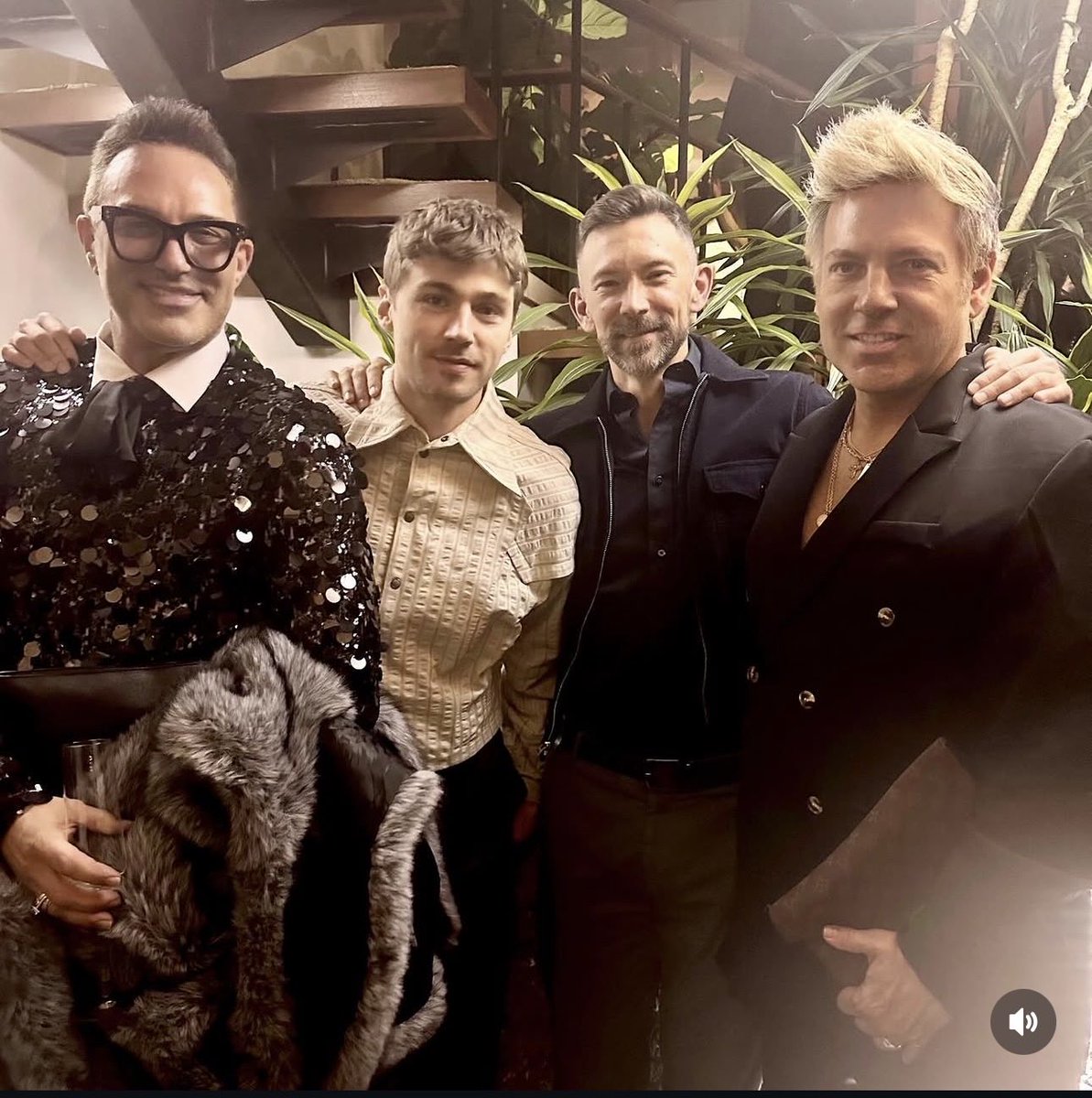 livinginOC's tweet photo. Christmas at Josh Flaggs https://t.co/P4vytHWpho