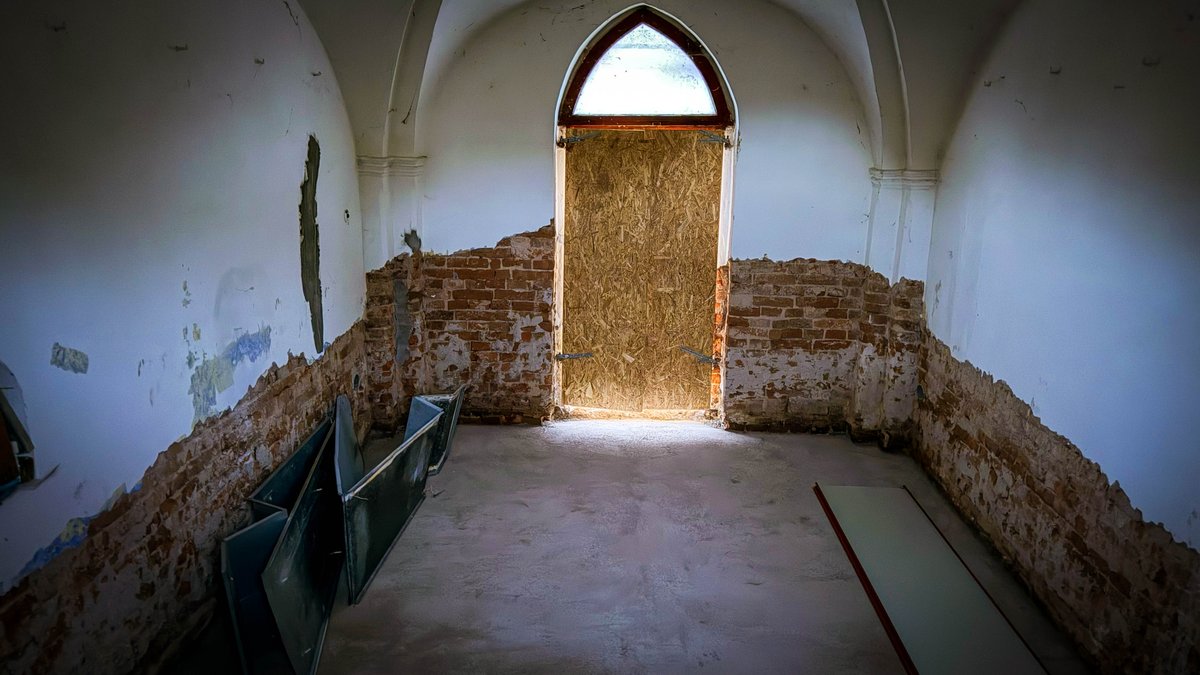 janhrabal's tweet photo. Kaple svatého Jana Křtitele v Černé za Bory ve už začíná zářit novotou, její rekonstrukce významně pokročila.

Kaplička byla postavena v roce 1886 na místě staršího náhrobku švédských vojáků, padlých v roce 1645 a představuje drobnější architekturu ve své podobě z 19. století. https://t.co/yb5K55tjqz