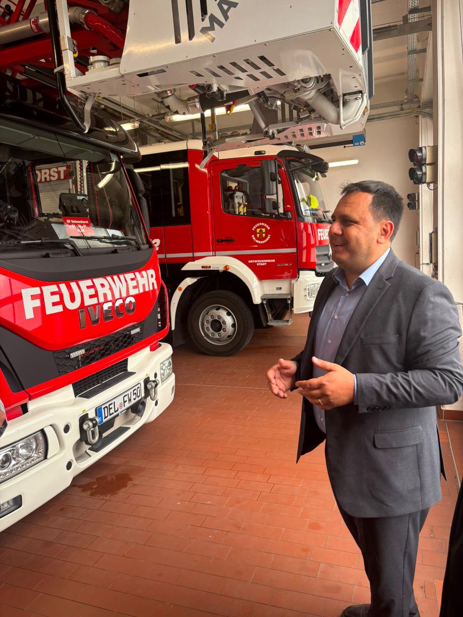SezerDurmus48's tweet photo. Almanya ziyaretlerimiz kapsamında, Delmenhorst Belediye Başkanı Murat Kalmış’ın ev sahipliğinde; Belediye Başkan Yardımcımız İlhan Kural ve Meclis Üyemiz Kemal İlhan ile birlikte Delmenhorst İtfaiyesi’ni ziyaret ettik.

Dalaman Belediyesi olarak, hizmet kalitemizi artıracak iyi uygulamaları yerinde incelemeye ve farklı belediyelerin deneyimlerinden faydalanmaya önem veriyoruz. Karşılıklı bilgi ve tecrübe paylaşımının yerel yönetimlerin gelişimine önemli katkılar sunduğuna inanıyoruz.

Misafirperverlikleri ve paylaştıkları değerli bilgiler için Delmenhorst Belediye Başkanı Murat Kalmış’a ve itfaiye teşkilatına teşekkür ediyorum.