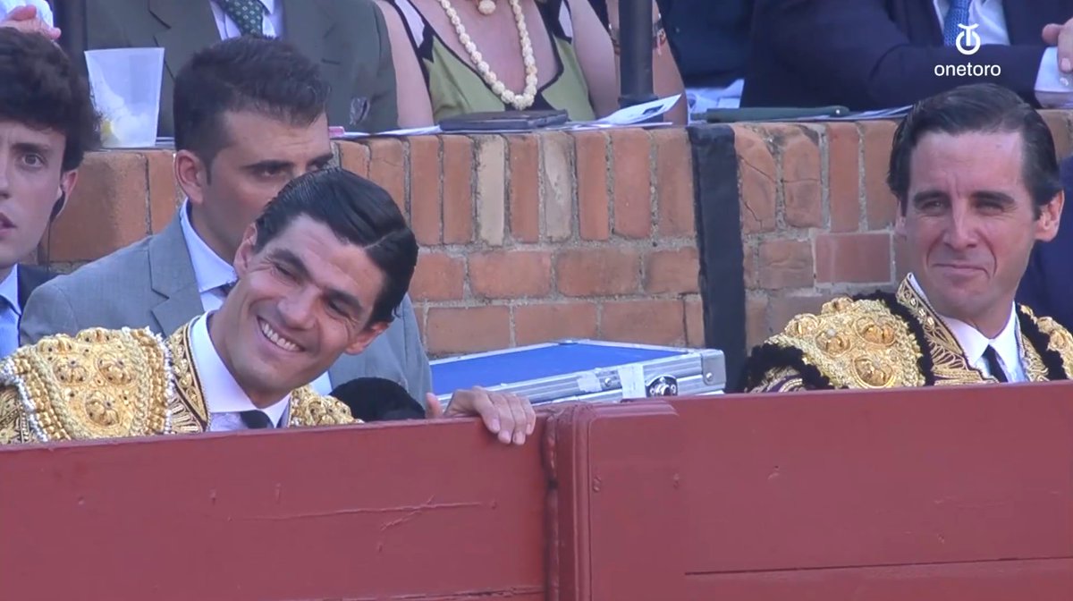 marclavie's tweet photo. La imagen de Aguado y Ortega viendo torear a Morante vale más que mil palabras... (imagen @OneToroTV ) #corpusensevilla https://t.co/zzZKbjhXu6
