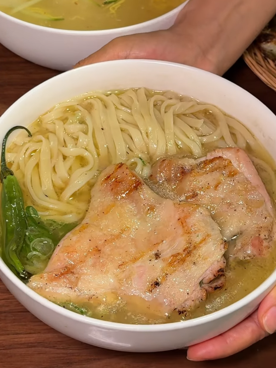 classone_jp's tweet photo. 今、安国(안국)で最も行列ができていると話題の韓屋レストラン『ホイシク』をご存知ですか？✨

大釜でじっくり煮込まれた黄金色の濃厚な鶏スープは、一口すするだけで、
体に染み渡る深いコクが楽しめます..🥹🤍

香ばしい焼き鳥がのったカルグクスや、
サクサクで具沢山なミナリ海鮮チヂミも外せません🍽️

温かみのあるモダンな韓屋の雰囲気も美しく、
五感で満たされる特別な空間です◎

ソウル滞在中に贅沢なひとときを過ごしたい方は、ぜひチェックしてみてくださいね🤭

📍ホイシク（호이식） 
서울 종로구 북촌로2길 10 1층
（安国駅2番出口すぐ）