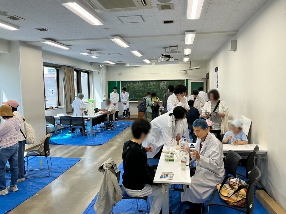 Chem_HokkaidoU's tweet photo. 本日金曜日から明後日日曜日まで、化学展を開催しております！体験型の実験のほか、理学部化学科オリジナルのTシャツやトートバッグも販売しております。ぜひご参加ください！ https://t.co/CXl0QE78fA
