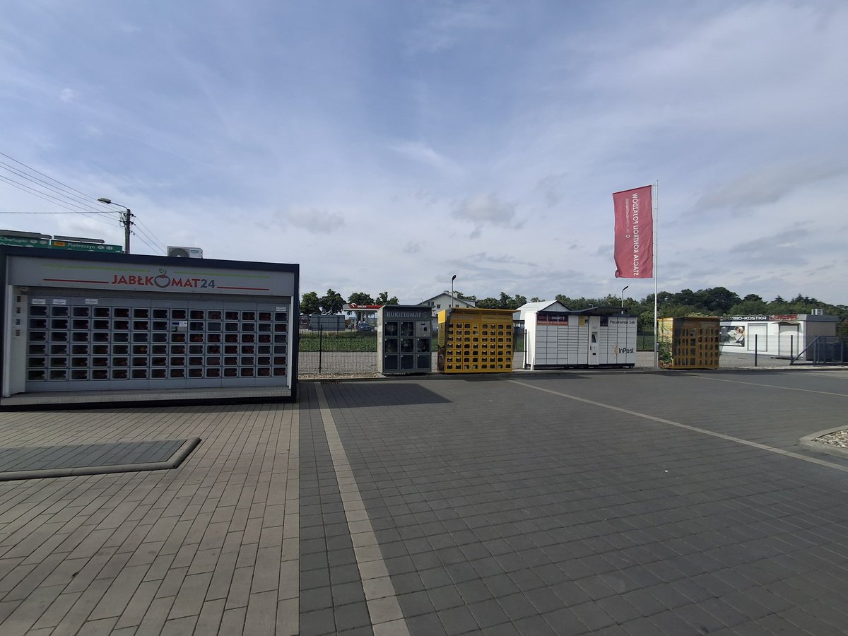 cfeter's tweet photo. Jabłkomat,bukietomat,chlebomat, paczkomat i ziemniakomat koło siebie. Kto przebije? #Racibórz https://t.co/ebSYZzdpVS
