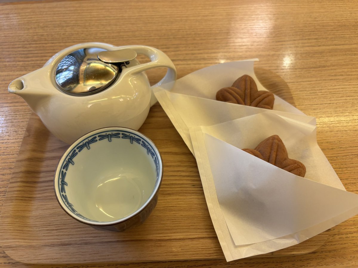 tako_global's tweet photo. 宮島で食べ歩きしまくりましタ。
ちなみにふたつづつありますけど1人で食べてます👍 https://t.co/RN8TdvVmCW