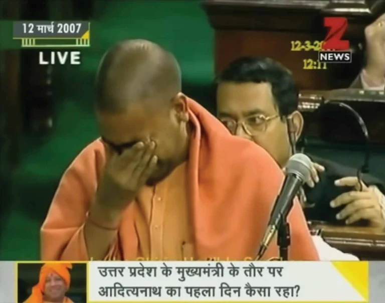 thecaravanhindi's tweet photo. आर्काइव | 2007 के गोरखपुर दंगे के बाद आदित्यनाथ को उनकी वाहिनी के दर्जन भर से अधिक नेताओं सहित गिरफ्तार कर लिया गया. यह गिरफ्तारी 29 जनवरी को ऐसे समय की गई ताकि वाहिनी के सदस्य मुसलमानों द्वारा अपने कंधों पर ले जा रहे ताजिया को जलाने की धमकी अमल में न ला सकें. आदित्यनाथ कई दिनों तक गोरखपुर की जेल में पड़े रहे. 7 फारवरी को उनको जमानत मिल सकी. सुनील सिंह ने मुझे बताया, ‘‘मुझे भी आदित्यनाथ के साथ गिरफ्तार किया गया था. वह 11 दिनों तक हिरासत में रहे लेकिन मुझे 66 दिनों बाद रिहा किया गया.’’

यह पहला और एकमात्र मौका था जब स्थानीय प्रशासन ने आदित्यनाथ और उनके गुंडों के खिलाफ इतनी फुर्ती के साथ कार्रवाई की थी. उन दिनों उत्तर प्रदेश में मुलायम सिंह यादव की सरकार थी और वह भी आमतौर पर आदित्यनाथ की हरकतों की ओर से आंख बंद किए रहते थे. इतनी तेजी से कार्रवाई किए जाने का कारण यह हो सकता है कि उस वर्ष अप्रैल और मई में राज्य विधानसभा के चुनाव होने थे और आदित्यनाथ एक स्थानीय आपराधिक घटना को सांप्रदायिक दंगे का रूप देने पर आमादा थे. वहां के लोगों से जब मैंने बात की तो लोगों का यह कहना था कि अगर सांप्रदायिक आधार पर कोई लड़ाई होती तो चुनाव में समाजवादी पार्टी कमजोर पड़ जाती क्योंकि उस हालत में वहां के मुसलमान मुलायम सिंह की मुख्य प्रतिद्वंद्वी मायावती की बहुजन समाज पार्टी को वोट दे देते.

जो भी हो, इस गिरफ्तारी से और आदित्यनाथ की सुरक्षा में लगे लोगों को वापस लेने के राज्य सरकार के फैसले से योगी के हाथ पांव फूल गए. 12 मार्च की वह घटना सबको याद है जब लोकसभा में वह रो पड़े थे. 1998 से ही सदन में वह गोरखपुर का प्रतिनिधित्व कर रहे थे. जेल की अपनी आपबीती सुनाते हुए उनकी आंखें भर आईं और आंसू बाहर निकलने लगे. बोलते बोलते आवाज थरथराने लगी और गला भर आया. उन्होंने कहा- ‘‘मैंने समाज के लिए अपने घर बार का त्याग किया, अपने परिवार का त्याग किया, अपने माता और पिता को छोड़ दिया लेकिन मुझे अपराधी बनाया जा रहा है.’’ उन्होंने अपने खिलाफ ‘‘राजनीतिक साजिश’’ की बात कहते हुए धमकी दी कि अगर संसद ने उन्हें सुरक्षा नहीं प्रदान की तो वह अपनी सदस्यता छोड़ देंगे.

आदित्यनाथ जैसे दबंग के सार्वजनिक तौर पर रोने और संरक्षण प्रदान करने की गुहार लगाने का जबर्दस्त प्रभाव दिखाई दिया. इससे उनके अनुयायियों को धक्का लगा- खासतौर पर सवर्ण ठाकुरों को जो उनके अंदर एक जुझारू और बहादुर इंसान को देखते थे. उन्होंने महसूस किया कि उन्हें नीचा दिखाया गया है और बड़े जतन के साथ तैयार की गई उनकी निडर तथा आग उगलने वाले हिंदू योद्धा की छवि को ध्वस्त किया गया है. लेकिन उन लोगों ने एक बार फिर उनकी छवि को नए सिरे से गढ़ना शुरू किया और यह दलील देने लगे कि वह तो बेहद भावुक और संवेदनशील व्यक्ति हैं जबकि गोरखपुर के तमाम लोग उनके बारे में कहने लगे कि वह एक कायर इंसान हैं जो बस मार-काट और हिंसा फैला सकते हैं. इस वारदात के 10 साल बाद वह उत्तर प्रदेश के मुख्यमंत्री बन गए.

पढ़ें धीरेन्द्र के झा का पूरा लेख: https://t.co/F6sM7vWe2t