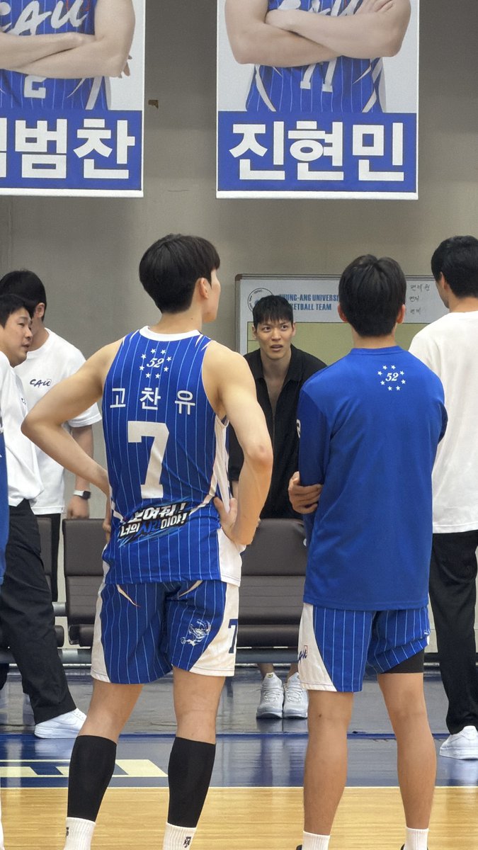 redinbasket's tweet photo. 처음으로 대농을 보러 왓는데요 ,,
골대가 부서져서 경기가 취소됨 
그리고 부서지자마자 썬자님과 섭자님이 오심 ㅜㅜ ..
그냥 훈화말씀하시고 사진찍으러 오신상황됐어 아 https://t.co/BvcXwY93Te