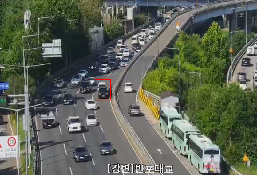 smartroad's tweet photo. [16:14] 강변북로 일산방향(반포대교 → 동작대교) 추돌사고 발생하여 1차로 차단중입니다. https://t.co/ghAktNwCHB