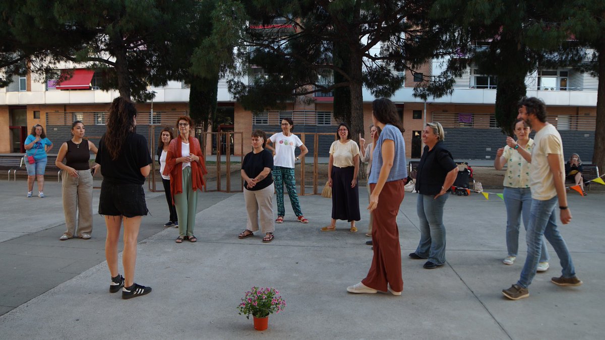 IndependentBDN's tweet photo. «Si els carrers parlessin»: el barri del Progrés de #Badalona esdevé escenari per recuperar la seva història obrera i popular https://t.co/H6PeHtgrk9 https://t.co/DmKxj5Wuca