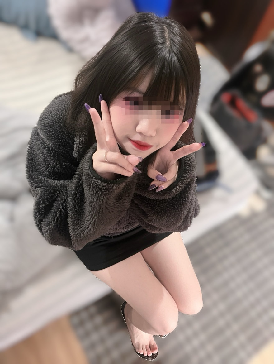 ecz0718's tweet photo. 女友外出實穿
記得整天結束之後就在差不多位置穿著鞋子蹲在床���邊讓我顏射了
#射高跟 #射鞋 https://t.co/HDnP3c0M85