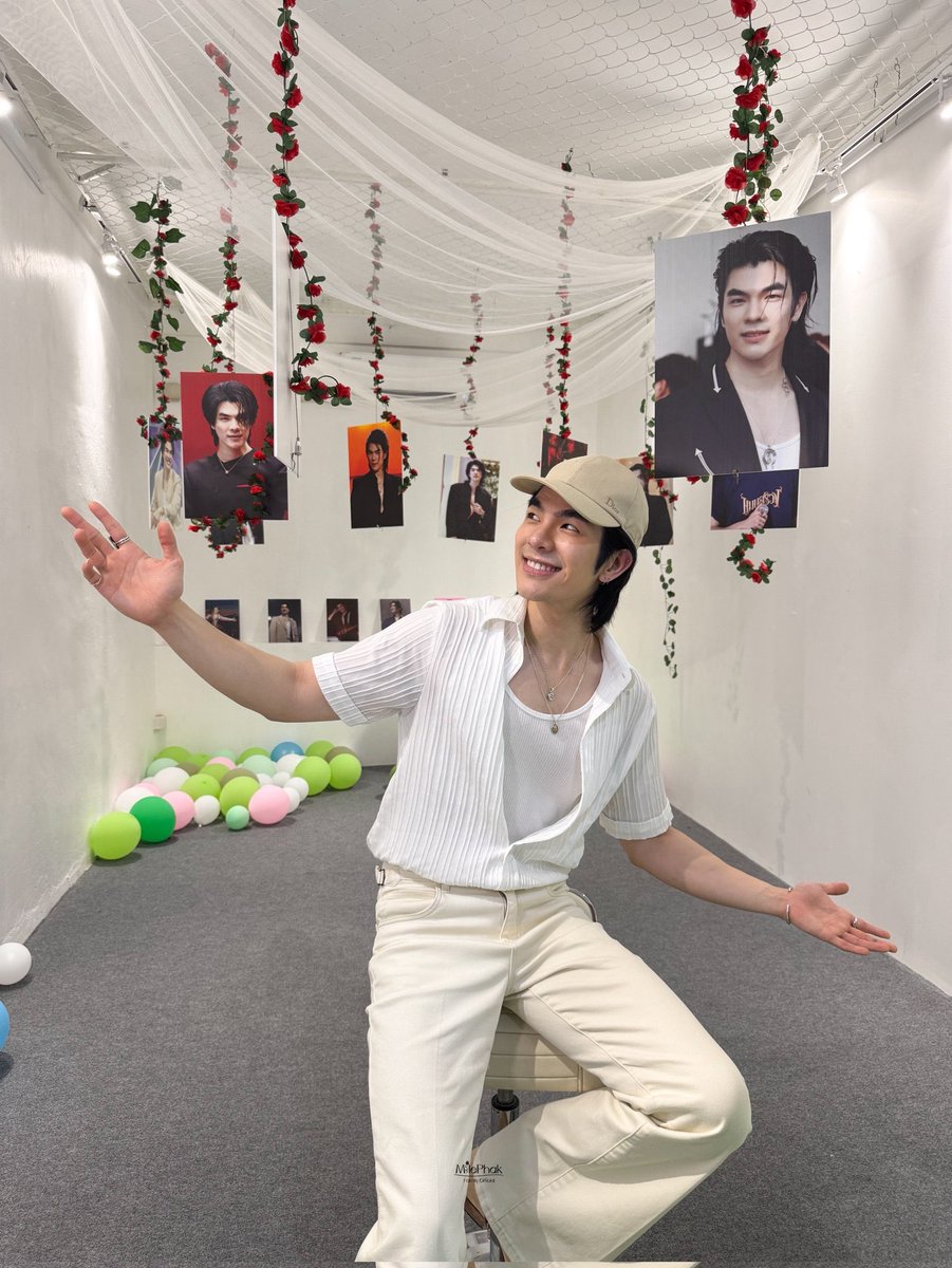 savetofu's tweet photo. เช็คชื่อค้าบบ💚👋🏻🌹

#GreenyRoseSelcaDay
#MilePhakphum @milephakphum https://t.co/0DIbckgJdS
