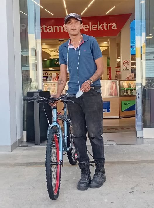 lunadeandromeda's tweet photo. EL DIA DE AYER DETUVIERON A LEVI UN MUCHACHO MUY CONOCIDO EN LA COLONIA MIGUEL HIDALGO
SIEMPRE MUY SERVICIAL Y AMABLE CON LOS VECINOS, SIN ANTECEDENTES PENALES
COMPRO A PAGOS HACE 1 MES SU BICICLETA PARA TRABAJAR EN RAPPI REPARTIENDO COMIDA
PERO COMPRO UNA BICI BENNOTO DE ALTA GAMA Y YA LA POLICIA SE LA HABIA INTENTADO QUITAR EL LES DIJO QUE TENIA LA CARTA FACTURA TIENE UN https://t.co/rLIwOH63G8 MAS DE 6 MIL PESOS
NOS HABIA COMENTADO QUE LA PATRULLA 4005 CADA QUE LO VE LO DETIENEN, HACE 1 SEMANA LE QUITO UN TALADRO QUE EL TIENE LA FACTURA ES NUEVO Y LE DIJO QUE LO VA A DEMANDAR Y LE DIJO QUE HAGA LO QUE QUIERA
APENAS EL DOMINGO PAGO SU 4 LETRA SEMANAL ESTA AL DIA Y AYER LE DIERON SU NUEVO INE
MAÑANA TENIA QUE IR A BANCO AZTECA A BUSCAR LA  CARTA FACTUURA  Y SU NUMERO DE CUENTA PARA ABRIR LA APPLICACION DE RAPPI Y ESTABA EMOCIONADO POR COMENZAR A TRABAJAR
POR QUE EN EL TALLER DONDE TRABAJA NO ES ALGO PERMAMEMTE Y  BUSCA ALGO FIJO YA QUE VA A NACER PRONTO BEBE
PEDIMOS AL COMANDANTE LUIS FELIPE SAIDEN OJEDA TOME CARTAS EN EL ASUNTO POR FAVOR
AYUDEMOS A LOS JOVENES A SALIR ADELANTE Y NO METERLES EL PIE
LEVI FUE MARINO DEL GRUPO GAFE DE LA SECRETARIA DE MARIDA PERO ES MUY PACÍFICO AUNQUE TIENE DOBLE NACIONALIDAD DECICIO LUCHAR POR EL PAIS DE SUS PADRE MEXICO EL FUE DADO DE BAJA CON HONORES Y QUERIA VIVIR TRANQUILO Y TRABAJAR Y VER A SU BEBITA QUE VA A NACER PRONTO