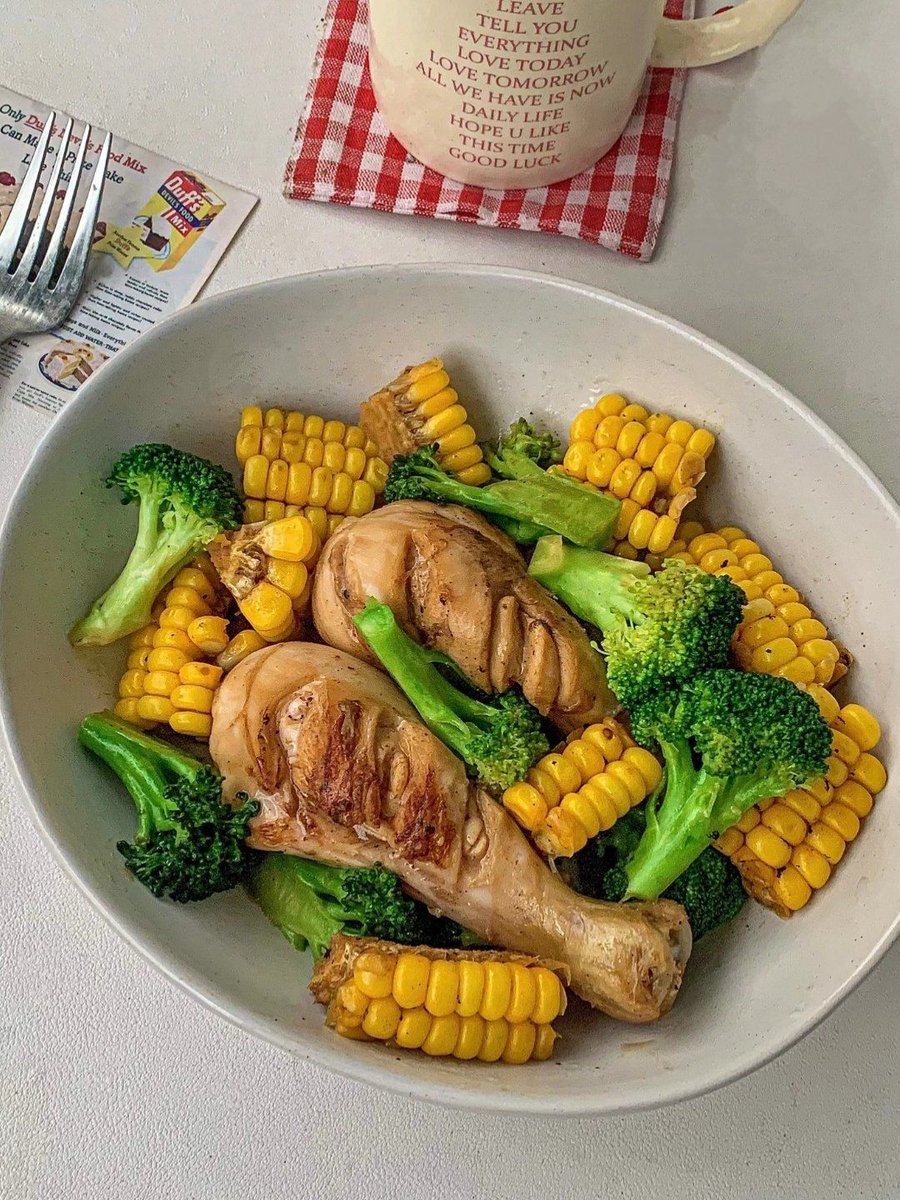 EZMagic_'s tweet photo. [Simple tasty low-cal lunch: grilled chicken breast + quinoa + roasted broccoli  Fuel your fat burn without skipping flavor! #HealthyEating #FatLoss]， https://t.co/uYc4XEjVEv