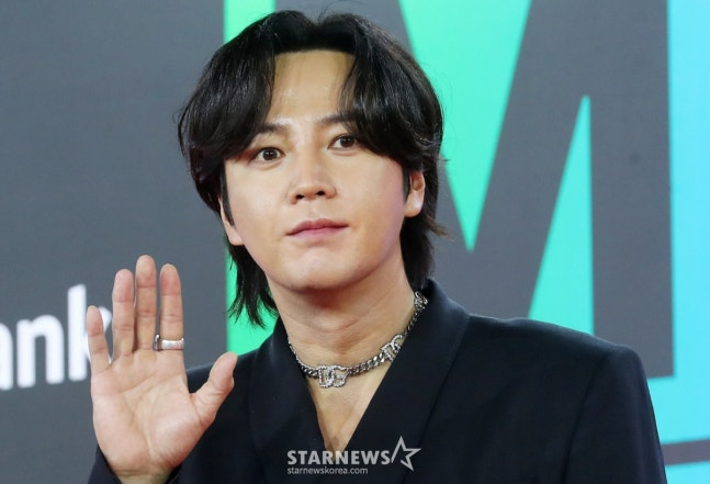 tang__kira's tweet photo. Jang Keunsuk ngerasa kalau di antara sahabat-sahabatnya: Kim Heechul, Lee Hongki, dan Kim Jaejoong, dia yang bakal pertama kali menikah.

Jang Keunsuk juga cerita dia tuh tipe yang kalau pacaran tuh ngerasa bakal sama orang tersebut selamanya.

Bahkan Jang Keunsuk pernah bayarin kuliah mantan pacarnya. Setelah putus, dia dapet kabar mantannya selesai kuliah dan Jang keunsuk ngerasa bahwa dia telah membantu hidup seseorang.

https://t.co/4m64TvUY95