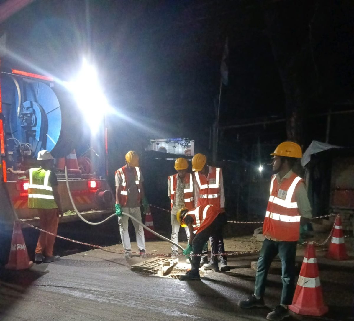 AbhayRShuklaa's tweet photo. The Suez team is working continuously to ensure that the residents of Lucknow do not face any sewer-related issues. Kudos to the entire team.
#goodwork #customersatisfaction #goodgovernance 
@suez @NagarVikas_UP @jalkal_lko https://t.co/cP2KGM8WZz