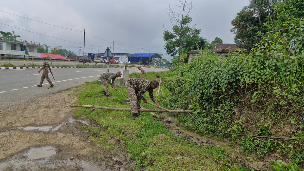 78Crpf's tweet photo. On the occasion of World Environment Day E/78 Battalion CRPF conducted Cleanliness Drive on national highway 29, Zubza, Kohima.
@crpfindia 
@HMOIndia 
@PMOIndia 
@northeast_zone 
@mnp_2018 
@NesHqr 
@dig_kma 
@rangesilchar_05 https://t.co/zve30gOKnc