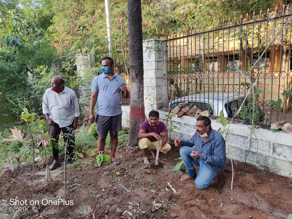 devendar81's tweet photo. ఒక మొక్క నాటడం, ప్లాస్టిక్ వినియోగాన్ని తగ్గించడం, నీటిని ఆదా చేయడం, చెట్లను సంరక్షించడం వంటి చిన్న చిన్న చర్యలు కూడా పెద్ద మార్పుకు దారి తీస్తాయి. మనం ప్రకృతిని కాపాడితేనే ప్రకృతి మనల్ని కాపాడుతుంది.
“భూమి మన పూర్వీకుల నుంచి వచ్చిన ఆస్తి కాదు… మన పిల్లల నుంచి తీసుకున్న అప్పు. https://t.co/EedAxF29g2