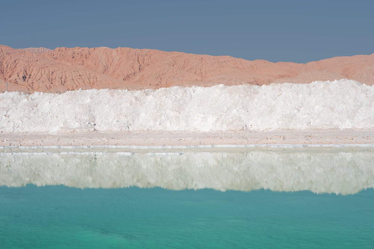 Thomas_capture's tweet photo. At Mangya Emerald Lake, I used the Sony 28–70mm F2 GM lens to capture nature’s minimalist color palette at its finest.
Blue sky above.
Red-orange Gobi below.
Pure white salt mounds cutting through the landscape.
#LandscapePhotography #Minimalism #SonyAlpha #TravelChina https://t.co/9PZ9BfWLDa