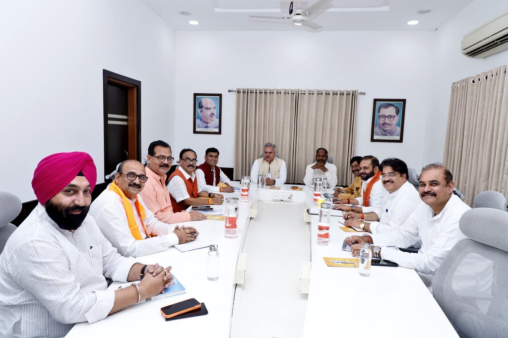 ajayjamwalbjp's tweet photo. छत्तीसगढ़ प्रदेश कार्यालय, कुशाभाऊ ठाकरे परिसर, रायपुर में संभाग प्रभारी/सहप्रभारी की बैठक कर आगामी कार्ययोजना पर विस्तृत चर्चा किया।

@BJP4India 
@narendramodi 
@NitinNabin 
@blsanthosh https://t.co/1Jx5vFHHqw