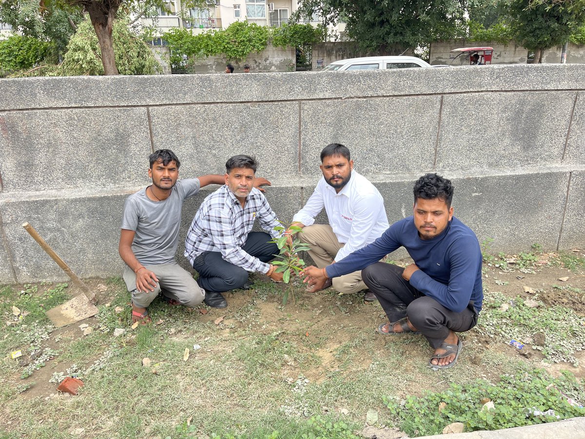 sovindrayadav94's tweet photo. "आओ मिलकर हाथ बढ़ाएं, इस धरती को स्वर्ग बनाएं।
पेड़ लगाएं, हरियाली लाएं, पर्यावरण को बचाएं।"
विश्व पर्यावरण दिवस की हार्दिक शुभकामनाएं! 🌍✨

#WorldEnvironmentDay 🌱
@noida_authority @dr_maheshsharma 
@PankajSinghBJP @byadavbjp https://t.co/ZuU0fG8z0q